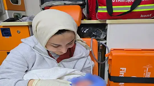 Hastane yolunda doğumu başlayan kadın bebeğini ambulansta dünyaya getirdi
