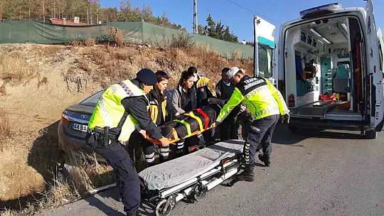 Hastaneye giden yaşlı çift kazada yaralandı