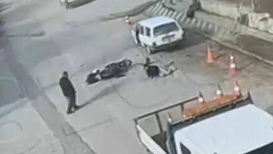 Hatalı sollama yapan motosiklete otomobil çarptı