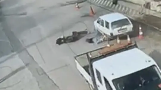 Hatalı sollama yapan motosiklete otomobil çarptı