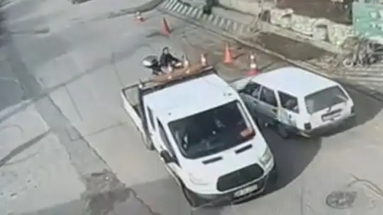 Hatalı sollama yapan motosiklete otomobil çarptı