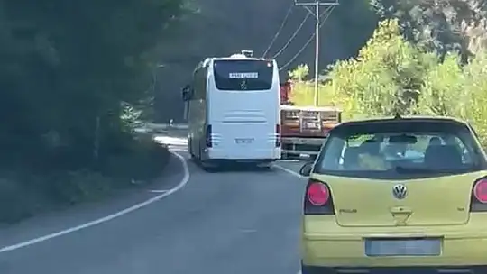 Hatalı sollama yapan otobüs faciaya neden oluyordu