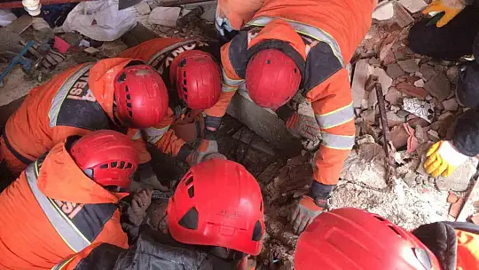 Hatay'da enkaz altındaki genç 37 saat sonra kurtarıldı