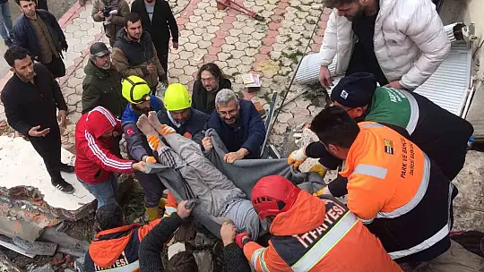 Hatay'da enkaz altındaki genç 37 saat sonra kurtarıldı