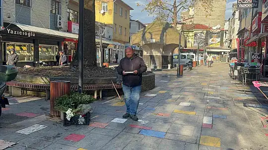 Hayata tutunan engelli köpeğe bebek gibi bakıyor