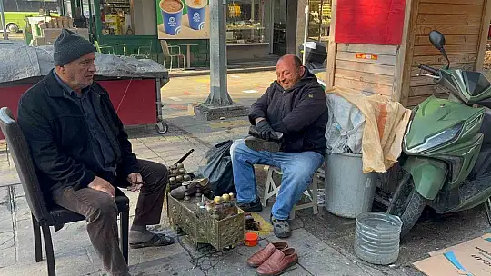 Hayata tutunan engelli köpeğe bebek gibi bakıyor