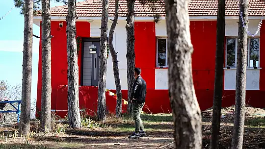 Hem imam hem de öğretmen: Atıl haldeki okulu, gençlik merkezine çevirdiler