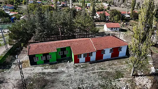 Hem imam hem de öğretmen: Atıl haldeki okulu, gençlik merkezine çevirdiler
