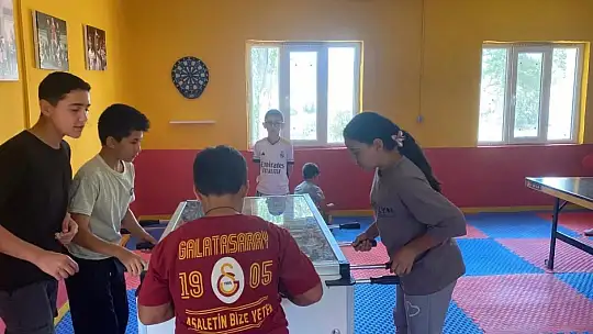 Hem imam hem de öğretmen: Atıl haldeki okulu, gençlik merkezine çevirdiler
