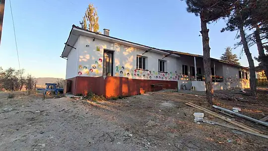 Hem imam hem de öğretmen: Atıl haldeki okulu, gençlik merkezine çevirdiler