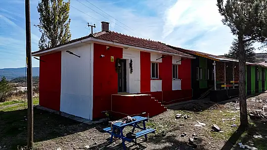 Hem imam hem de öğretmen: Atıl haldeki okulu, gençlik merkezine çevirdiler