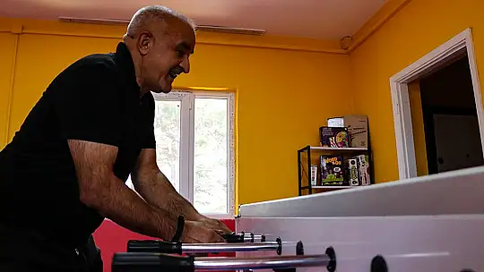 Hem imam hem de öğretmen: Atıl haldeki okulu, gençlik merkezine çevirdiler