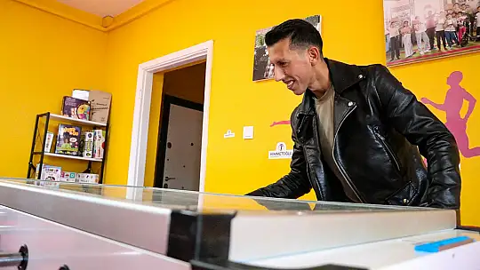 Hem imam hem de öğretmen: Atıl haldeki okulu, gençlik merkezine çevirdiler