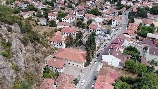 Her yıl binlerce kişinin ziyaret ettiği külliyedeki sarıklar, vatandaşlardan yoğun ilgi görüyor