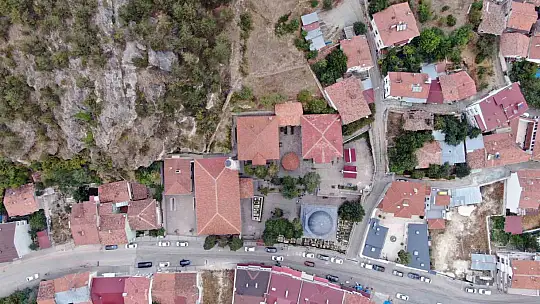 Her yıl binlerce kişinin ziyaret ettiği külliyedeki sarıklar, vatandaşlardan yoğun ilgi görüyor