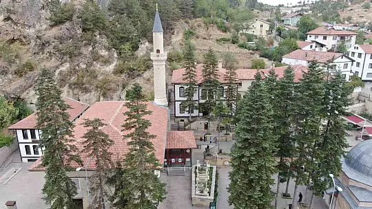 Her yıl binlerce kişinin ziyaret ettiği külliyedeki sarıklar, vatandaşlardan yoğun ilgi görüyor