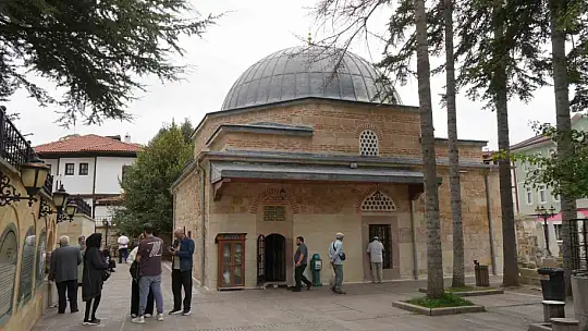Her yıl binlerce kişinin ziyaret ettiği külliyedeki sarıklar, vatandaşlardan yoğun ilgi görüyor
