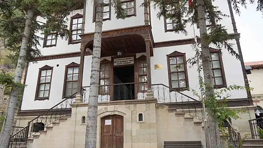Her yıl binlerce kişinin ziyaret ettiği külliyedeki sarıklar, vatandaşlardan yoğun ilgi görüyor
