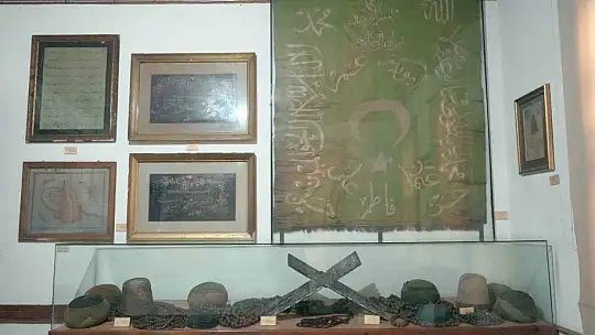 Her yıl binlerce kişinin ziyaret ettiği külliyedeki sarıklar, vatandaşlardan yoğun ilgi görüyor