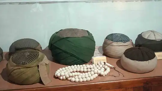 Her yıl binlerce kişinin ziyaret ettiği külliyedeki sarıklar, vatandaşlardan yoğun ilgi görüyor