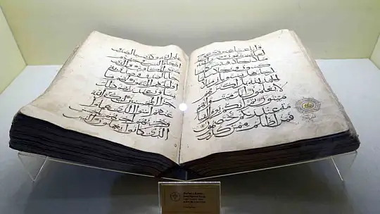 Her yıl binlerce kişinin ziyaret ettiği külliyedeki sarıklar, vatandaşlardan yoğun ilgi görüyor