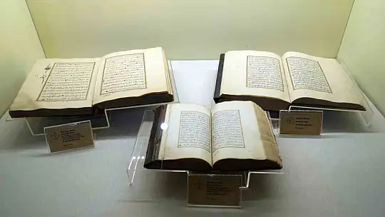 Her yıl binlerce kişinin ziyaret ettiği külliyedeki sarıklar, vatandaşlardan yoğun ilgi görüyor
