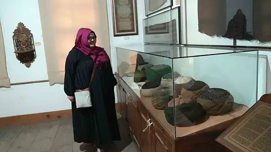 Her yıl binlerce kişinin ziyaret ettiği külliyedeki sarıklar, vatandaşlardan yoğun ilgi görüyor