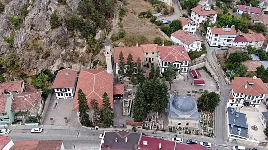 Her yıl binlerce kişinin ziyaret ettiği külliyedeki sarıklar, vatandaşlardan yoğun ilgi görüyor