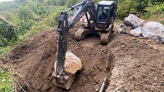Heyelan bölgesinde yol güvenliği sağlandı