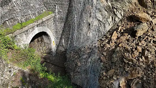 Heyelan demir yolunu kapattı, tren seferleri durduruldu