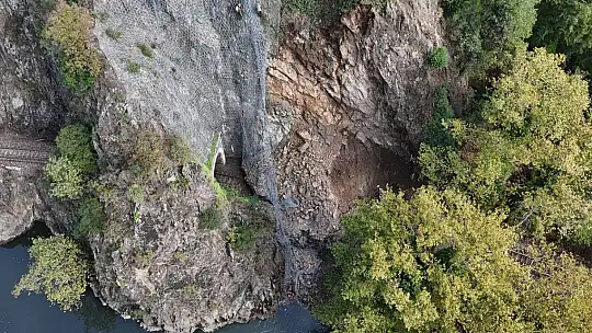 Heyelan demir yolunu kapattı, tren seferleri durduruldu