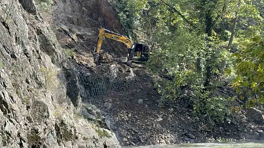 Heyelan demir yolunu kapattı, tren seferleri durduruldu
