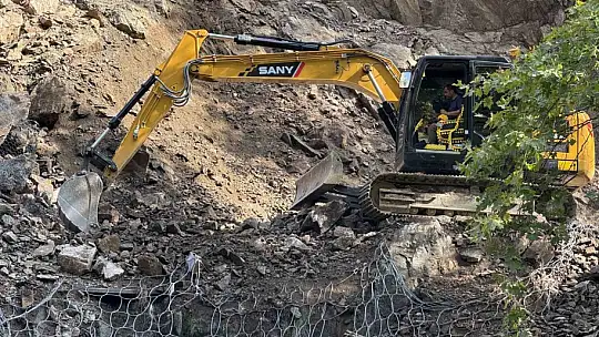 Heyelan demir yolunu kapattı, tren seferleri durduruldu