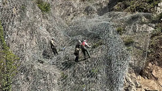 Heyelan demir yolunu kapattı, tren seferleri durduruldu
