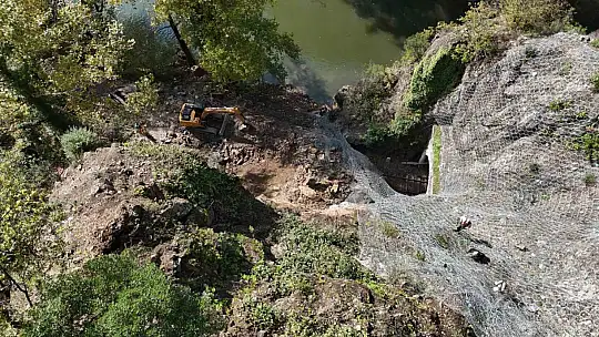 Heyelan demir yolunu kapattı, tren seferleri durduruldu