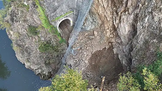 Heyelan demir yolunu kapattı, tren seferleri durduruldu
