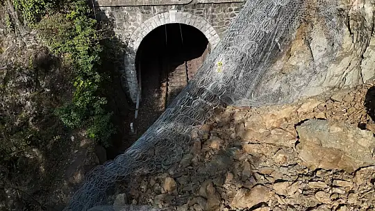 Heyelan demir yolunu kapattı, tren seferleri durduruldu