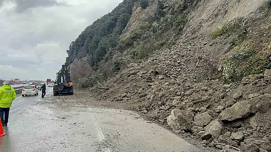Heyelan kara yolunu kapattı, otomobilde maddi hasar meydana geldi