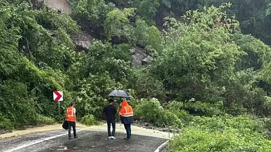 Heyelan nedeniyle ulaşıma kapanan Cide-Doğanyurt yolu ulaşıma açıldı