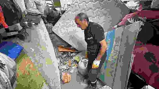 Heyelanda kaya parçalarının isabet ettiği ev hasar gördü