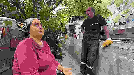 Heyelanda kaya parçalarının isabet ettiği ev hasar gördü