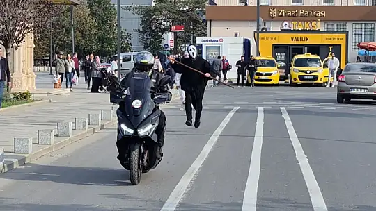 Hızlı giden motosikleti kazalara dikkat çekmek için kovaladılar