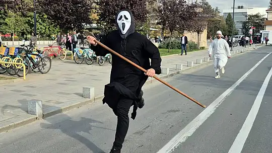 Hızlı giden motosikleti kazalara dikkat çekmek için kovaladılar