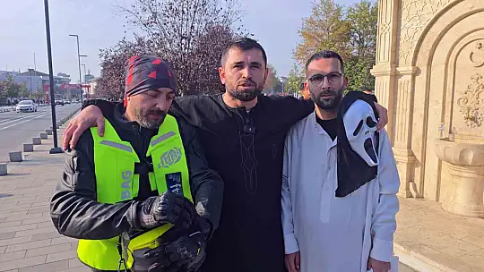 Hızlı giden motosikleti kazalara dikkat çekmek için kovaladılar