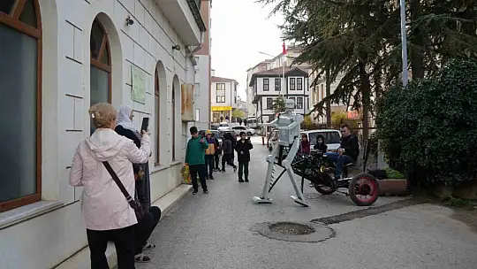 Hurda malzemelerden robot yaptı: Gören telefonuna sarılıyor