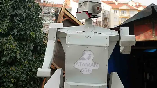 Hurda malzemelerden robot yaptı: Gören telefonuna sarılıyor