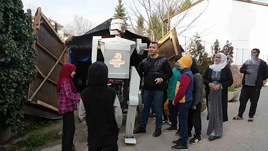 Hurda malzemelerden robot yaptı: Gören telefonuna sarılıyor