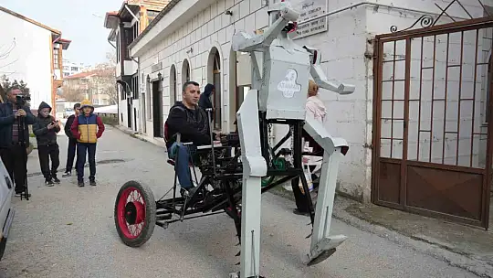 Hurda malzemelerden robot yaptı: Gören telefonuna sarılıyor
