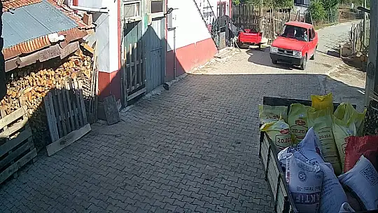 Husumetli olduğu ailenin evinin önünde tüfekle defalarca havaya ateş açtı