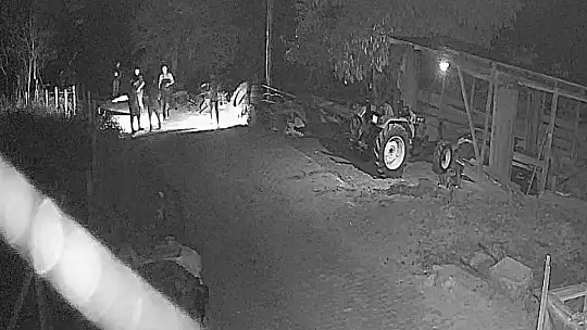 Husumetli olduğu ailenin evinin önünde tüfekle defalarca havaya ateş açtı